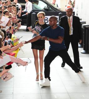 Miley Cyrus feet photo thumbnail