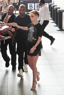 Miley Cyrus feet photo thumbnail