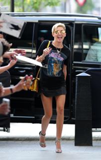 Miley Cyrus feet photo thumbnail