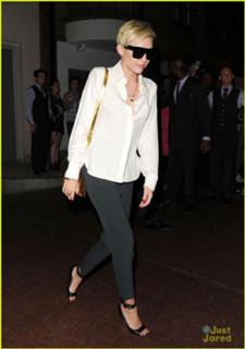 Miley Cyrus feet photo thumbnail