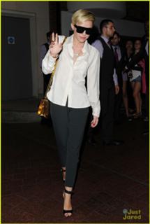 Miley Cyrus feet photo thumbnail