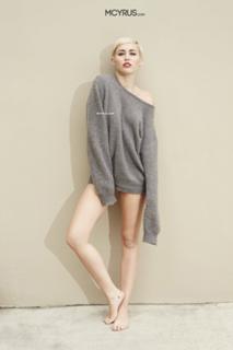Miley Cyrus feet photo thumbnail