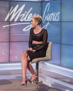 Miley Cyrus feet photo thumbnail