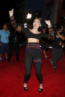Miley Cyrus feet photo thumbnail