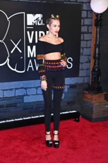 Miley Cyrus feet photo thumbnail