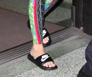 Miley Cyrus feet photo thumbnail
