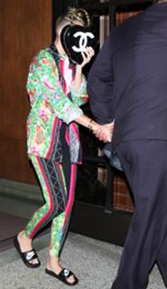 Miley Cyrus feet photo thumbnail