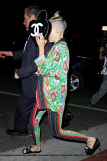 Miley Cyrus feet photo thumbnail