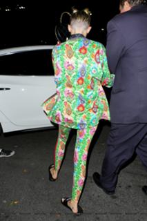 Miley Cyrus feet photo thumbnail