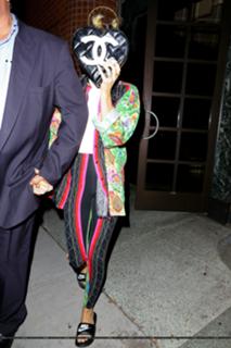 Miley Cyrus feet photo thumbnail