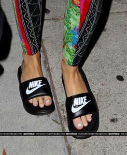 Miley Cyrus feet photo thumbnail