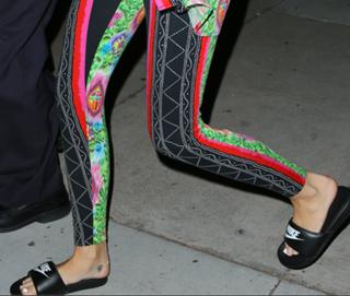 Miley Cyrus feet photo thumbnail