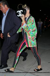 Miley Cyrus feet photo thumbnail