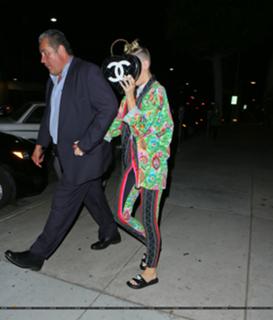 Miley Cyrus feet photo thumbnail