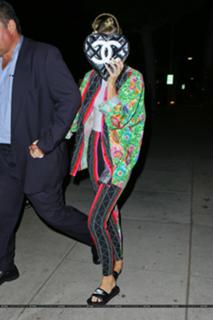 Miley Cyrus feet photo thumbnail