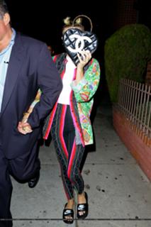 Miley Cyrus feet photo thumbnail