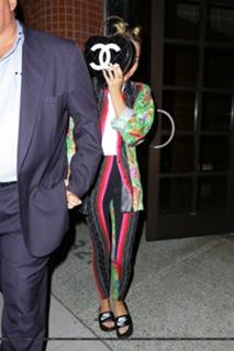 Miley Cyrus feet photo thumbnail