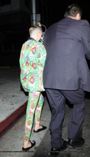 Miley Cyrus feet photo thumbnail