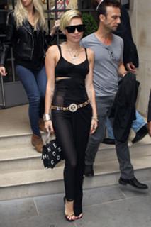 Miley Cyrus feet photo thumbnail