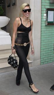 Miley Cyrus feet photo thumbnail