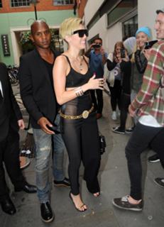 Miley Cyrus feet photo thumbnail