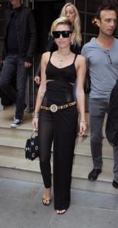 Miley Cyrus feet photo thumbnail