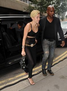 Miley Cyrus feet photo thumbnail