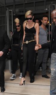 Miley Cyrus feet photo thumbnail