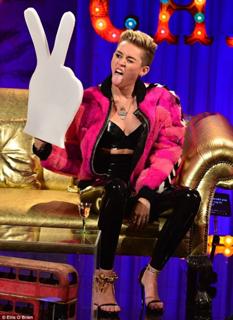 Miley Cyrus feet photo thumbnail