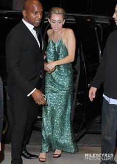 Miley Cyrus feet photo thumbnail