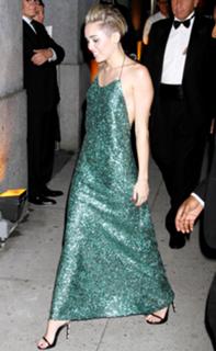 Miley Cyrus feet photo thumbnail