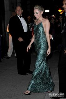 Miley Cyrus feet photo thumbnail