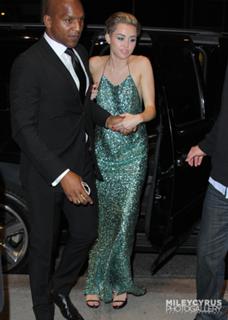 Miley Cyrus feet photo thumbnail