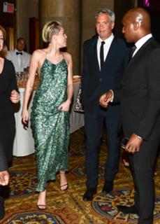 Miley Cyrus feet photo thumbnail