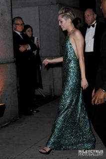 Miley Cyrus feet photo thumbnail