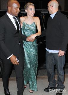 Miley Cyrus feet photo thumbnail