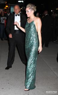 Miley Cyrus feet photo thumbnail