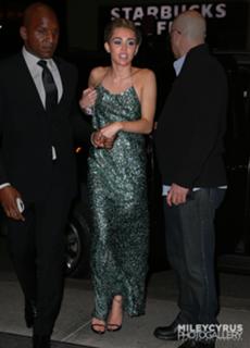 Miley Cyrus feet photo thumbnail