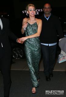 Miley Cyrus feet photo thumbnail