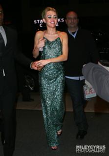 Miley Cyrus feet photo thumbnail