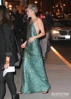 Miley Cyrus feet photo thumbnail