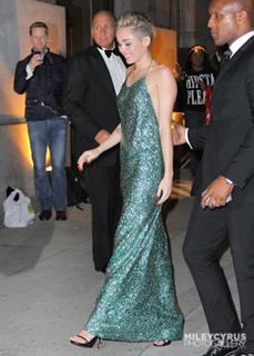 Miley Cyrus feet photo thumbnail