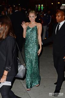 Miley Cyrus feet photo thumbnail