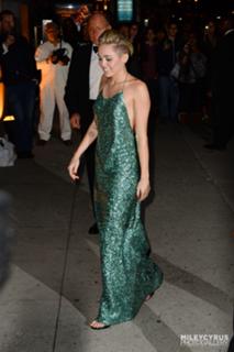 Miley Cyrus feet photo thumbnail