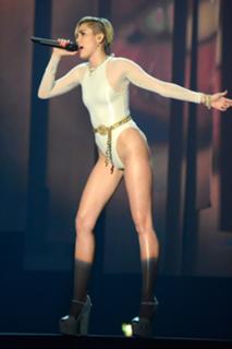 Miley Cyrus feet photo thumbnail