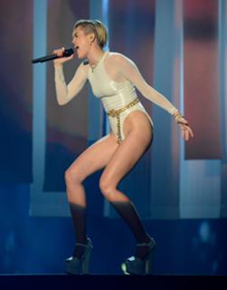 Miley Cyrus feet photo thumbnail