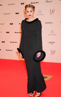 Miley Cyrus feet photo thumbnail