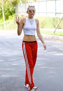 Miley Cyrus feet photo thumbnail