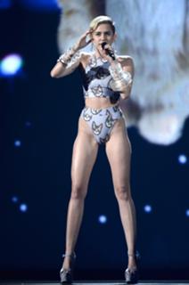 Miley Cyrus feet photo thumbnail