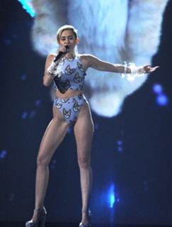 Miley Cyrus feet photo thumbnail